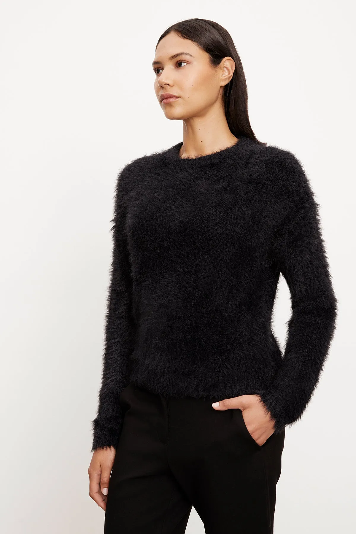 RAY FEATHER YARN CREW NECK SWEATER